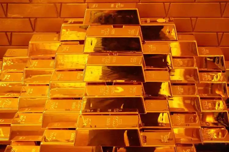 美元反弹压制金价，15 分钟级别黄金白银低多策略